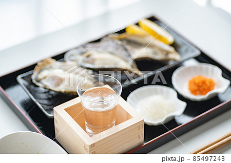 冬の味覚生真牡蠣と日本酒 冬の味覚生真牡蠣と日本酒 85497243