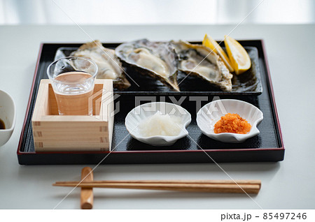 冬の味覚生真牡蠣と日本酒 85497246