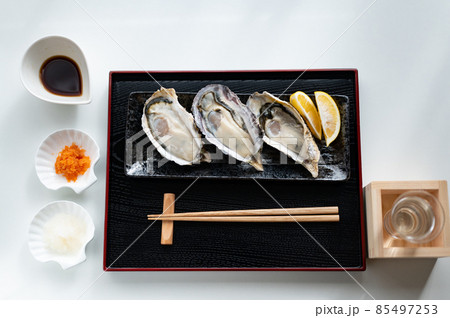 冬の味覚生真牡蠣と日本酒 冬の味覚生真牡蠣と日本酒 85497253