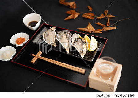 冬の味覚生真牡蠣と日本酒 冬の味覚生真牡蠣と日本酒 85497264