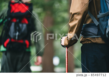 山道を歩く男達 山道を歩く男達 85497712