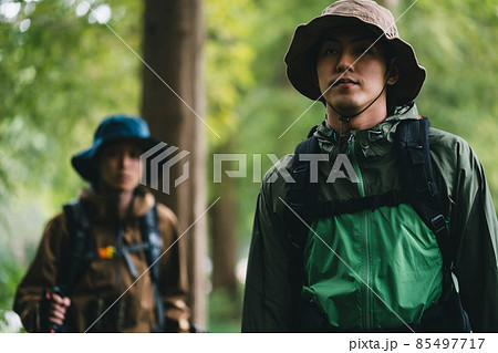 山道を歩く男達 山道を歩く男達 85497717