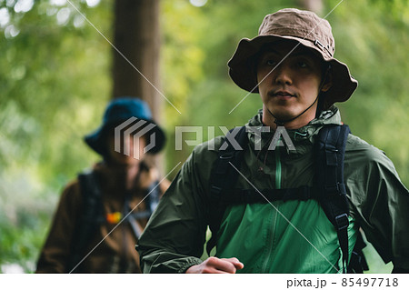山道を歩く男達 山道を歩く男達 85497718