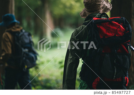 山道を歩く男達 山道を歩く男達 85497727