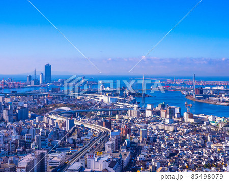 大阪港と大阪西部の街並 85498079