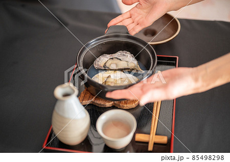 冬の味覚蒸し真牡蠣と熱燗 冬の味覚蒸し真牡蠣と熱燗 85498298