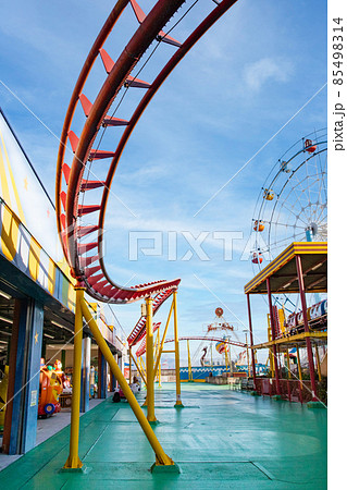 遊園地のモノレールの風景です。楽しい背景にどうぞ。広島市 85498314