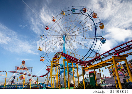 遊園地のモノレールの風景です。楽しい背景にどうぞ。広島市 85498315