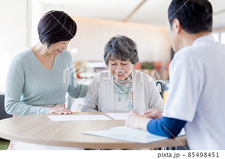 介護　親子に説明をする施設職員　撮影協力「LINK FOREST] 85498451