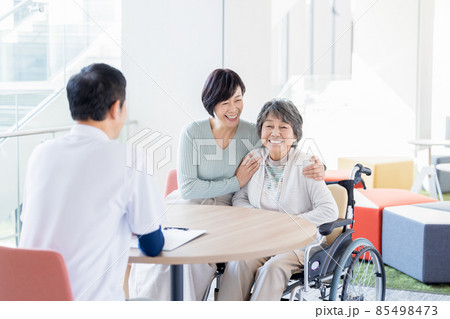 介護　親子に説明をする施設職員　撮影協力「LINK FOREST] 85498473
