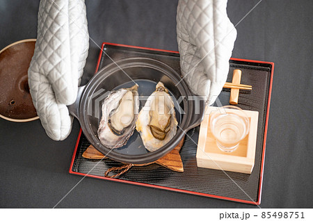 冬に食べたい蒸し牡蠣と日本酒 85498751