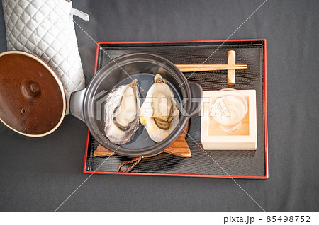 冬に食べたい蒸し牡蠣と日本酒 85498752