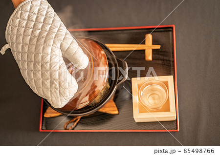 冬に食べたい蒸し牡蠣と日本酒 85498766