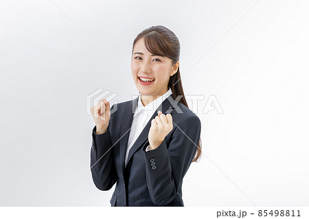 ガッツポーズをするスーツの女性 85498811