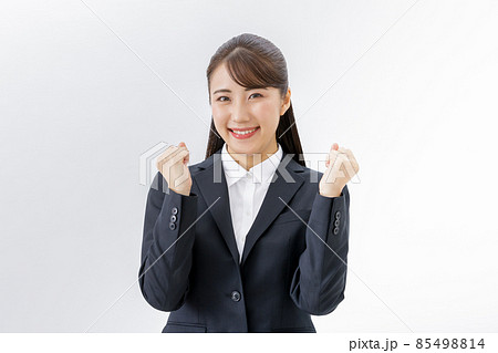 ガッツポーズをするスーツの女性 85498814