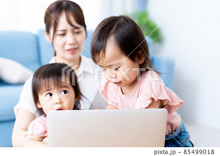 子育て中のテレワーク 子育て中のテレワーク 85499018