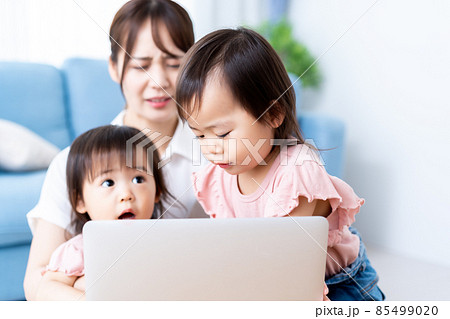 子育て中のテレワーク 子育て中のテレワーク 85499020
