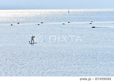 アウトドア マリンスポーツ 穏やかな冬の海でサップ アウトドア マリンスポーツ 穏やかな冬の海でサップ 85499088