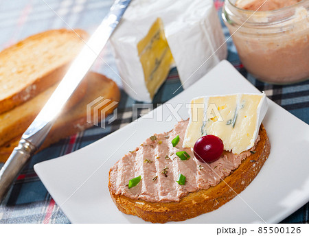 Toast with pate and blue cheese Toast with pate and blue cheese 85500126