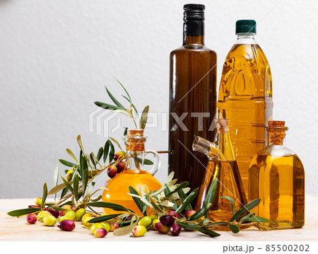 Olive oil in decanters and bottles 85500202