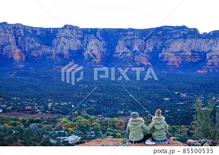 夜明けのエアポートメサ山頂からの眺望 85500535