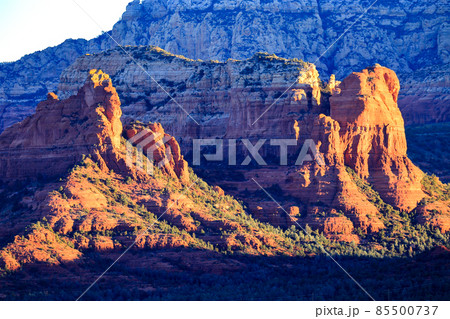夜明けのエアポートメサ山頂からのレッドロックの山並み 85500737