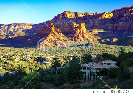 夜明けのエアポートメサ山頂からのレッドロックの山並み 85500738