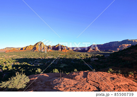 夜明けのエアポートメサ山頂からのレッドロックの山並み 85500739