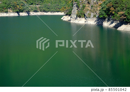 エメラルドグリーンの長安ダム湖 85501042