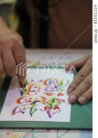 伝統芸術の花文字を描いている様子 85501124