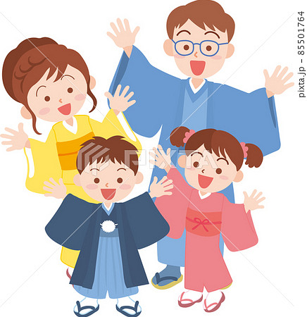 着物姿の仲良し家族4人 85501764