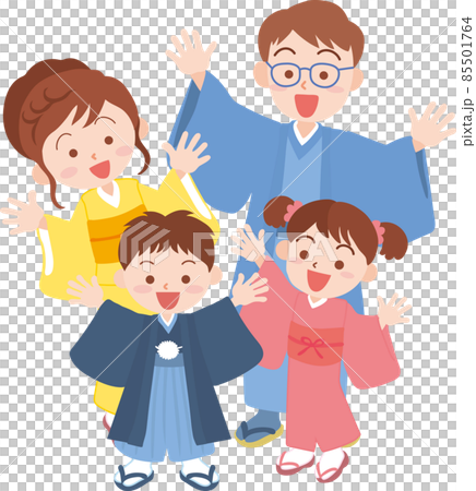 着物姿の仲良し家族4人 85501764