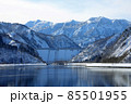 雪晴れの只見湖の湖面と田子倉ダム、寝観音　福島県只見町 85501955