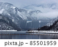 厳冬の田子倉ダムと雲懸かる山並み－只見ダムから　福島県只見町　 85501959