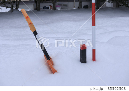 雪にうもれた境界杭 冬の測量 土地 イメージ 雪にうもれた境界杭 冬の測量 土地 イメージ 85502508