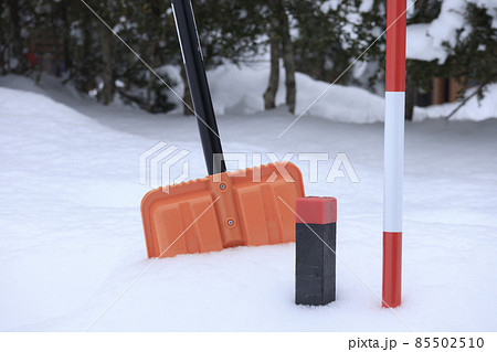 雪にうもれた境界杭 冬の測量 土地 イメージ 雪にうもれた境界杭 冬の測量 土地 イメージ 85502510