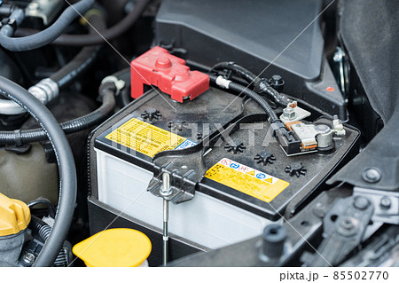 バッテリー　車　エンジンルーム 85502770
