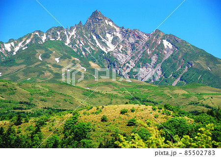 北海道　利尻礼文サロベツ国立公園　利尻島　オタトマリ沼から仰ぐ利尻山 85502783