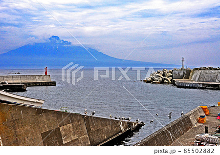 北海道　利尻礼文サロベツ国立公園　礼文島の南端・知床漁港から仰ぐ利尻島 85502882