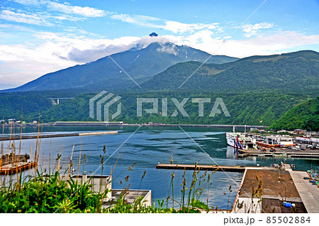 北海道 利尻礼文サロベツ国立公園 利尻島 鴛泊港から仰ぐ利尻山 北海道 利尻礼文サロベツ国立公園 利尻島 鴛泊港から仰ぐ利尻山 85502884