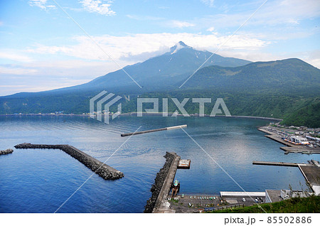北海道 利尻礼文サロベツ国立公園 利尻島 鴛泊港から仰ぐ利尻山 北海道 利尻礼文サロベツ国立公園 利尻島 鴛泊港から仰ぐ利尻山 85502886