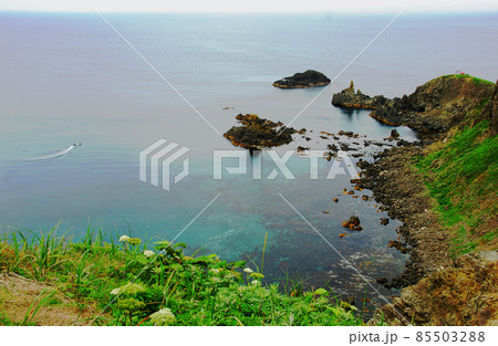 礼文島ゴロタ山下の岩礁と漁船 85503288