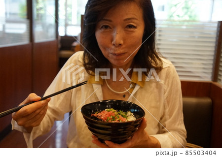 ランチタイムの健康的な美人 85503404