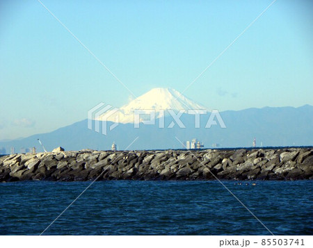 東京湾を隔てた稲毛海岸から見た富士山 東京湾を隔てた稲毛海岸から見た富士山 85503741