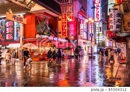 《大阪府》道頓堀・雨の歓楽街 《大阪府》道頓堀・雨の歓楽街 85504312