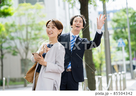 ビジネスパーソン　ミドル　屋外 85504342