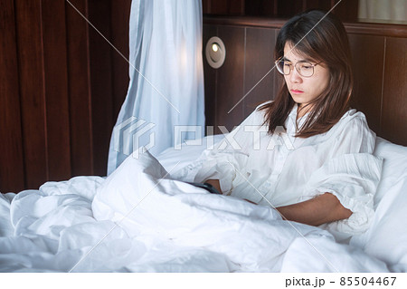 woman having migraine headaches during lying in bed at home. insomnia, sleepless, tired, suffering and stressed concepts 85504467