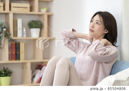 肩こりがつらい若い女性 85504806
