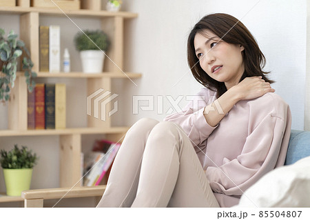 肩こりがつらい若い女性 肩こりがつらい若い女性 85504807