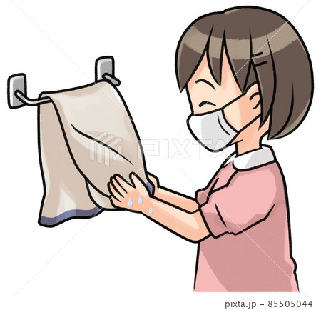 タオルで手を拭く女の子（マスク） 85505044